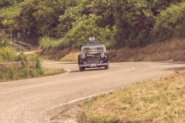 Pesaro Colle San Bartolo, İtalya - Mayıs 17-2018: zafer Tr 3 spor 1957 tarihinde eski bir yarış araba ralli Mille Miglia 2018 ünlü İtalyan tarihi Formula (1927-1957)