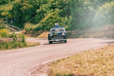 Pesaro Colle San Bartolo, İtalya - Mayıs 17-2018: zafer Tr 3 spor 1957 tarihinde eski bir yarış araba ralli Mille Miglia 2018 ünlü İtalyan tarihi Formula (1927-1957) 