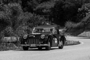 Pesaro Colle San Bartolo, İtalya - Mayıs 17-2018: zafer Tr 3 spor 1957 tarihinde eski bir yarış araba ralli Mille Miglia 2018 ünlü İtalyan tarihi Formula (1927-1957) 