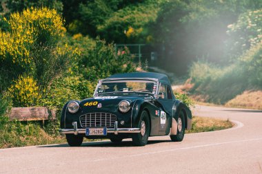Pesaro Colle San Bartolo, İtalya - Mayıs 17-2018: zafer Tr 3 spor 1957 tarihinde eski bir yarış araba ralli Mille Miglia 2018 ünlü İtalyan tarihi Formula (1927-1957) 