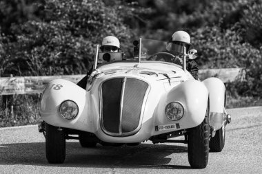 Pesaro Colle San Bartolo, İtalya - Mayıs 17-2018: Fiat 1500 sporda 1937 tarihinde eski bir yarış araba ralli Mille Miglia 2018 ünlü İtalyan tarihi Formula (1927-1957) 