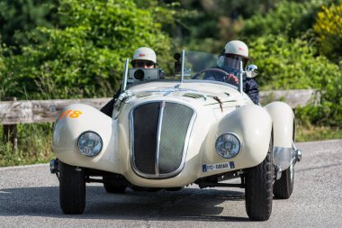 Pesaro Colle San Bartolo, İtalya - Mayıs 17-2018: Fiat 1500 sporda 1937 tarihinde eski bir yarış araba ralli Mille Miglia 2018 ünlü İtalyan tarihi Formula (1927-1957) 
