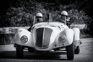 Pesaro Colle San Bartolo, İtalya - Mayıs 17-2018: Fiat 1500 sporda 1937 tarihinde eski bir yarış araba ralli Mille Miglia 2018 ünlü İtalyan tarihi Formula (1927-1957) 