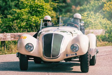 Pesaro Colle San Bartolo, İtalya - Mayıs 17-2018: Fiat 1500 sporda 1937 tarihinde eski bir yarış araba ralli Mille Miglia 2018 ünlü İtalyan tarihi Formula (1927-1957) 