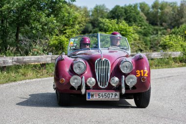 Pesaro Colle San Bartolo, İtalya - Mayıs 17-2018: Jaguar Xk 140 Ots Se 1954 tarihinde eski bir yarış araba ralli Mille Miglia 2018 ünlü İtalyan tarihi Formula (1927-1957) 