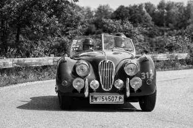 Pesaro Colle San Bartolo, İtalya - Mayıs 17-2018: Jaguar Xk 140 Ots Se 1954 tarihinde eski bir yarış araba ralli Mille Miglia 2018 ünlü İtalyan tarihi Formula (1927-1957) 