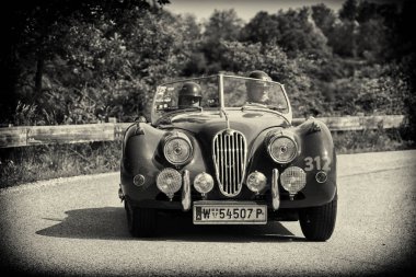 Pesaro Colle San Bartolo, İtalya - Mayıs 17-2018: Jaguar Xk 140 Ots Se 1954 tarihinde eski bir yarış araba ralli Mille Miglia 2018 ünlü İtalyan tarihi Formula (1927-1957) 