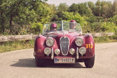 Pesaro Colle San Bartolo, İtalya - Mayıs 17-2018: Jaguar Xk 140 Ots Se 1954 tarihinde eski bir yarış araba ralli Mille Miglia 2018 ünlü İtalyan tarihi Formula (1927-1957) 