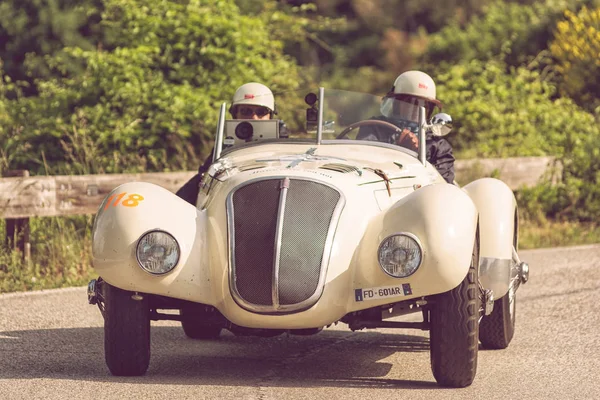 Pesaro Colle San Bartolo, İtalya - Mayıs 17-2018: Fiat 1500 sporda 1937 tarihinde eski bir yarış araba ralli Mille Miglia 2018 ünlü İtalyan tarihi Formula (1927-1957) 