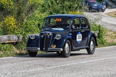 Pesaro Colle San Bartolo, İtalya - Mayıs 17-2018: Lancia Ardea 1952 tarihinde eski bir yarış araba ralli Mille Miglia 2018 ünlü İtalyan tarihi Formula (1927-1957) 
