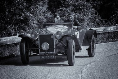 PESARO SAN BARTOLO, İtalya - 17 Mayıs 2018: LANCIA LAMBDA VIII SERIE 1928 Mille Miglia 2018 rallisinde eski bir yarış arabası üzerinde ünlü İtalyan tarihi yarışı (1927-1957))