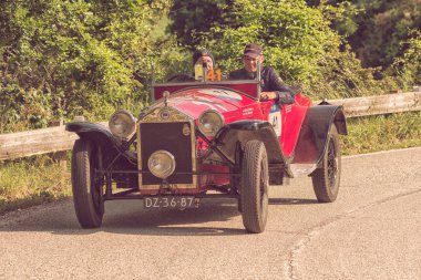 PESARO SAN BARTOLO, İtalya - 17 Mayıs 2018: LANCIA LAMBDA VIII SERIE 1928 Mille Miglia 2018 rallisinde eski bir yarış arabası üzerinde ünlü İtalyan tarihi yarışı (1927-1957))