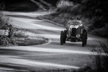 Pesaro Colle San Bartolo, İtalya - Mayıs 17-2018: Amilcar Cgss Siluro Corsa 1926 tarihinde eski bir yarış araba ralli Mille Miglia 2018 ünlü İtalyan tarihi Formula (1927-1957)
