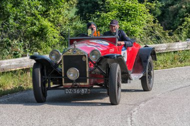 PESARO SAN BARTOLO, İtalya - 17 Mayıs 2018: LANCIA LAMBDA VIII SERIE 1928 Mille Miglia 2018 rallisinde eski bir yarış arabası üzerinde ünlü İtalyan tarihi yarışı (1927-1957))