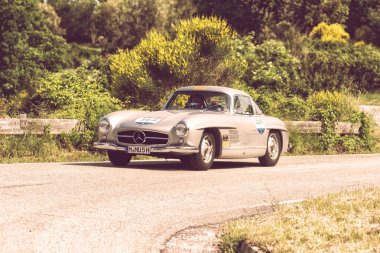 Pesaro Colle San Bartolo, İtalya - Mayıs 17-2018: Mercedes-Benz 300 Sl darbe (W198) eski bir yarış araba ralli Mille Miglia 2018 ünlü İtalyan tarihi Formula (1927-1957 tarihinde 1955)