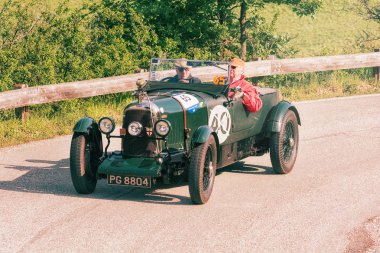 Pesaro Colle San Bartolo, İtalya - Mayıs 17-2018: Lagonda 2 litrelik Brooklands 1929 tarihinde eski bir yarış araba ralli Mille Miglia 2018 ünlü İtalyan tarihi Formula (1927-1957) 