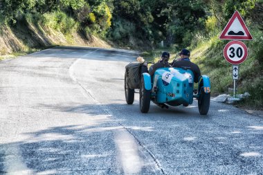 Pesaro Colle San Bartolo, İtalya - Mayıs 17-2018: Bugatti T 35 Grand Prix 1925 tarihinde eski bir yarış araba ralli Mille Miglia 2018 ünlü İtalyan tarihi Formula (1927-1957)