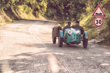 Pesaro Colle San Bartolo, İtalya - Mayıs 17-2018: Bugatti T 35 Grand Prix 1925 tarihinde eski bir yarış araba ralli Mille Miglia 2018 ünlü İtalyan tarihi Formula (1927-1957)