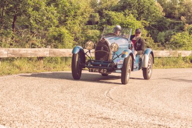 Pesaro Colle San Bartolo, İtalya - Mayıs 17-2018: Bugatti T 40 1927 tarihinde eski bir yarış araba ralli Mille Miglia 2018 ünlü İtalyan tarihi Formula (1927-1957) 