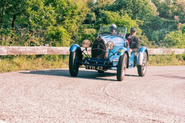Pesaro Colle San Bartolo, İtalya - Mayıs 17-2018: Bugatti T 40 1927 tarihinde eski bir yarış araba ralli Mille Miglia 2018 ünlü İtalyan tarihi Formula (1927-1957) 