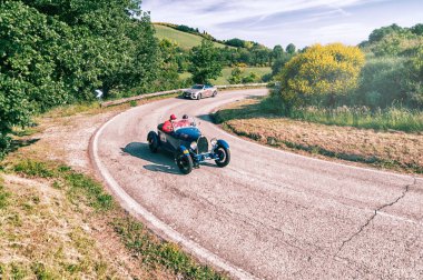 PESARO SAN BARTOLO, İTALYA - 17 Mayıs 2018: BUGATTI T 40 1929 Mille Miglia 2018 rallisinde eski bir yarış arabası üzerinde ünlü İtalyan tarihi yarışı (1927-1957)) 