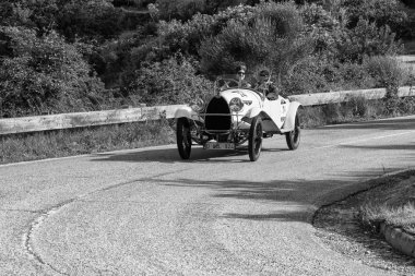 Pesaro Colle San Bartolo, İtalya - Mayıs 17-2018: Bugatti T 23 Brescia 1925 eski bir yarış araba ralli Mille Miglia 2018 ünlü İtalyan tarihi Formula (1927-1957)