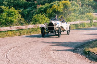 Pesaro Colle San Bartolo, İtalya - Mayıs 17-2018: Bugatti T 23 Brescia 1925 eski bir yarış araba ralli Mille Miglia 2018 ünlü İtalyan tarihi Formula (1927-1957)