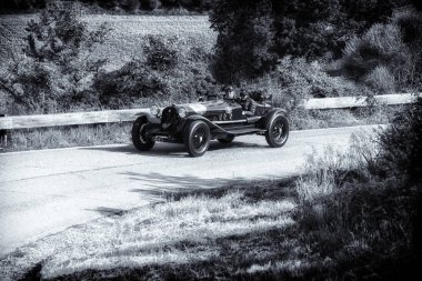 Pesaro Colle San Bartolo, İtalya - Mayıs 17-2018: Alfa Romeo 6c 1750 Gran spor 1931 tarihinde eski bir yarış araba ralli Mille Miglia 2018 ünlü İtalyan tarihi Formula (1927-1957) 