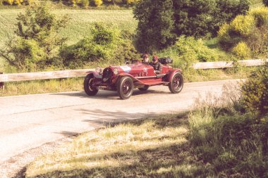 Pesaro Colle San Bartolo, İtalya - Mayıs 17-2018: Alfa Romeo 6c 1750 Gran spor 1931 tarihinde eski bir yarış araba ralli Mille Miglia 2018 ünlü İtalyan tarihi Formula (1927-1957) 