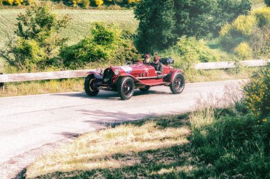 Pesaro Colle San Bartolo, İtalya - Mayıs 17-2018: Alfa Romeo 6c 1750 Gran spor 1931 tarihinde eski bir yarış araba ralli Mille Miglia 2018 ünlü İtalyan tarihi Formula (1927-1957) 