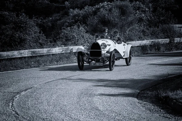 Pesaro Colle San Bartolo, İtalya - Mayıs 17-2018: Bugatti T 23 Brescia 1925 eski bir yarış araba ralli Mille Miglia 2018 ünlü İtalyan tarihi Formula (1927-1957)