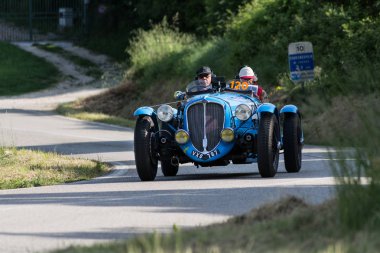 PESARO SAN BARTOLO, İTALYA - 17 Mayıs 2018: DELAHAYE 135 MS 1937 Mille Miglia 2018 rallisindeki eski bir yarış arabasında ünlü İtalyan tarihi yarışı (1927-1957)) 