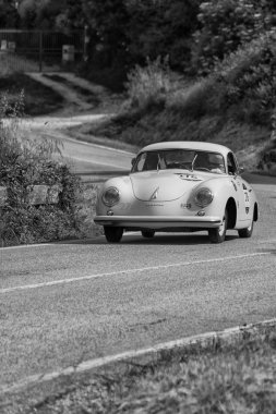 Pesaro Colle San Bartolo, İtalya - Mayıs 17-2018: Porsche 356 1500 süper 1953 tarihinde eski bir yarış araba ralli Mille Miglia 2018 ünlü İtalyan tarihi Formula (1927-1957)