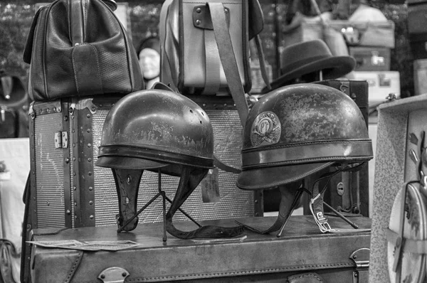 Roter Und Grüner Alter Helm — Stockfoto