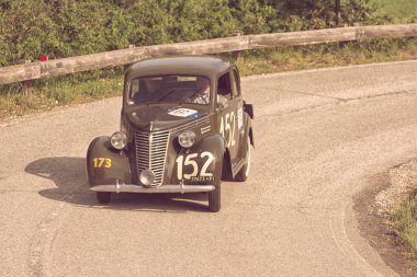 Pesaro Colle San Bartolo, İtalya - Mayıs 17-2018: Fiat 1100 B 1949 üzerinde eski bir yarış araba ralli Mille Miglia 2018 ünlü İtalyan tarihi Formula (1927-1957)