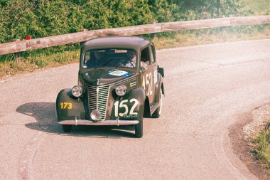Pesaro Colle San Bartolo, İtalya - Mayıs 17-2018: Fiat 1100 B 1949 üzerinde eski bir yarış araba ralli Mille Miglia 2018 ünlü İtalyan tarihi Formula (1927-1957)