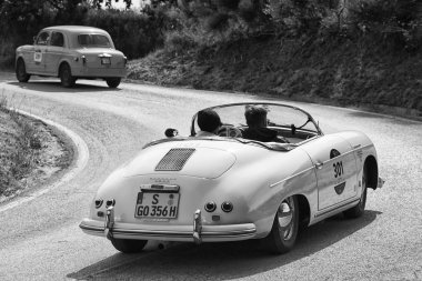Pesaro Colle San Bartolo, İtalya - Mayıs 17-2018: Porsche 356 1500 1955 üzerinde eski bir yarış araba ralli Mille Miglia 2018 ünlü İtalyan tarihi Formula (1927-1957)