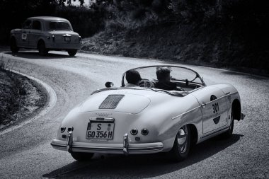 Pesaro Colle San Bartolo, İtalya - Mayıs 17-2018: Porsche 356 1500 1955 üzerinde eski bir yarış araba ralli Mille Miglia 2018 ünlü İtalyan tarihi Formula (1927-1957)
