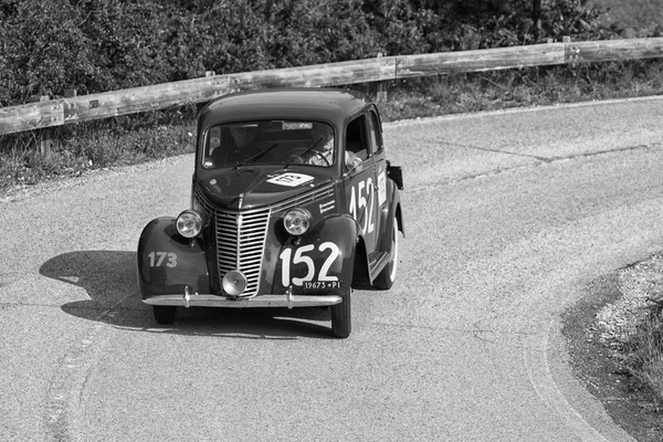 イタリア ペーザロ バルトロが 2018 フィアット 1100 1949 に古いレース車のラリー Mille Miglia — ストック写真