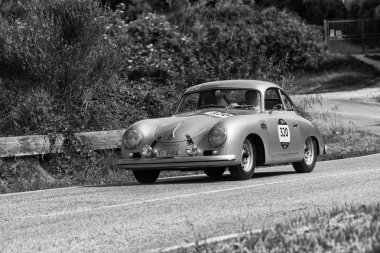 Pesaro Colle San Bartolo, İtalya - Mayıs 17-2018: Porsche 356 1500 1954 1 Mille Miglia 2018 ünlü İtalyan tarihi Formula (1927-1957 ralli yarış araba eski)
