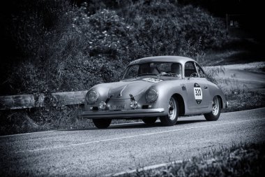 Pesaro Colle San Bartolo, İtalya - Mayıs 17-2018: Porsche 356 1500 1954 1 Mille Miglia 2018 ünlü İtalyan tarihi Formula (1927-1957 ralli yarış araba eski)