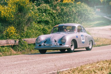 Pesaro Colle San Bartolo, İtalya - Mayıs 17-2018: Porsche 356 1500 1954 1 Mille Miglia 2018 ünlü İtalyan tarihi Formula (1927-1957 ralli yarış araba eski)