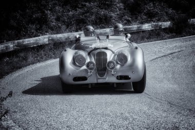 PESARO SAN BARTOLO, İtalya - 17 Mayıs 2018: JAGUAR XK 120 M COMPETİON 1952 Mille Miglia 2018 rallisindeki eski bir yarış arabası üzerinde ünlü İtalyan tarihi yarışı (1927-1957)) 