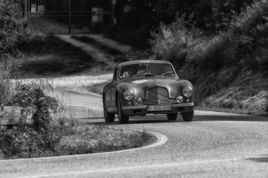 Pesaro Colle San Bartolo, İtalya - Mayıs 17-2018: Aston Martin Db 2 Vantage 1953 tarihinde eski bir yarış araba ralli Mille Miglia 2018 ünlü İtalyan tarihi Formula (1927-1957) 
