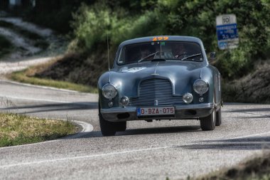 Pesaro Colle San Bartolo, İtalya - Mayıs 17-2018: Aston Martin Db 2 Vantage 1953 tarihinde eski bir yarış araba ralli Mille Miglia 2018 ünlü İtalyan tarihi Formula (1927-1957) 