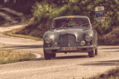 Pesaro Colle San Bartolo, İtalya - Mayıs 17-2018: Aston Martin Db 2 Vantage 1953 tarihinde eski bir yarış araba ralli Mille Miglia 2018 ünlü İtalyan tarihi Formula (1927-1957) 