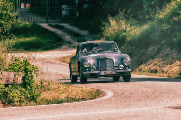 イタリア ペーザロ バルトロが 2018 アストン マーティン ヴァンテージの 1953 年ラリー Mille — ストック写真