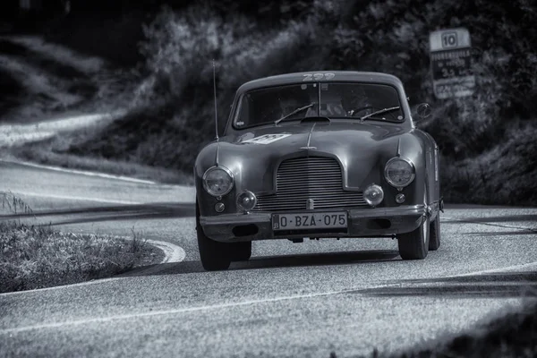 Pesaro 이탈리아 2018 애스턴 Mille Miglia 2018 유명한 이탈리아 역사적인 — 스톡 사진