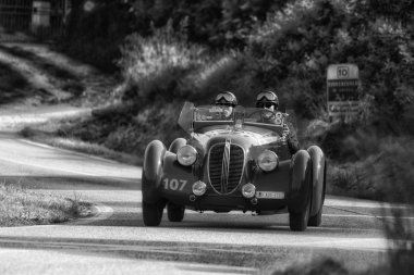 Pesaro Colle San Bartolo , İtalya - 17 Mayıs - 2018 : Fiat 1100 508 C Sport 1937 rallimille Miglia 2018 ünlü İtalyan tarihi yarış (1927-1957) eski bir yarış otomobili üzerinde) 