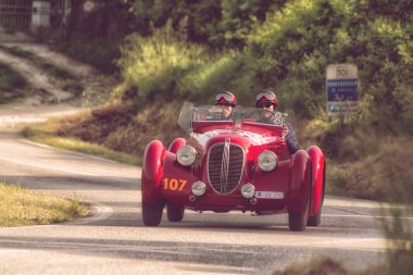 Pesaro Colle San Bartolo , İtalya - 17 Mayıs - 2018 : Fiat 1100 508 C Sport 1937 rallimille Miglia 2018 ünlü İtalyan tarihi yarış (1927-1957) eski bir yarış otomobili üzerinde) 